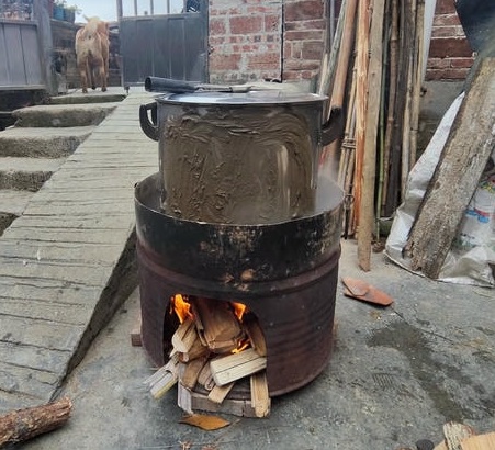 Mud was smeared on the outside to keep the pot from being blackened by smoke