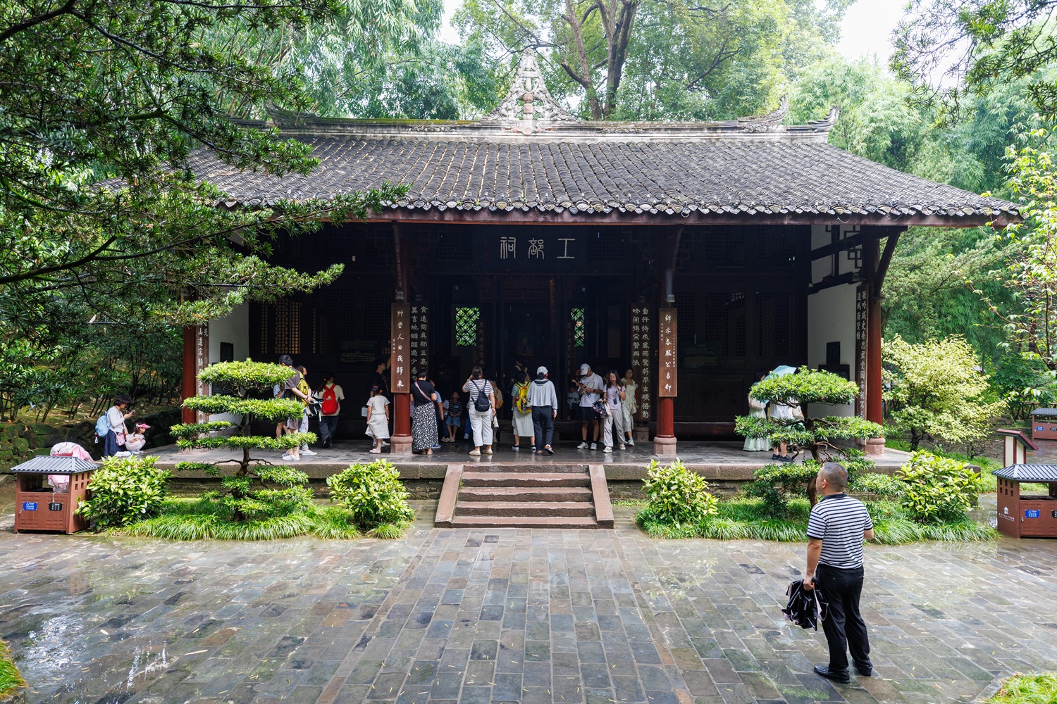 Rainy scene at Du Fu Thatched Cottage